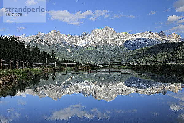 Rosengarten (Rosengartengruppe) spiegeln sich im See  Kesselkogel  Vajolet-Türme  Laurinswand und Rosengartenspitze  in der Nähe des Dorfes Tiers  Wuhnleger-Gebiet  Trentino-Südtirol  Dolomiten  Italien