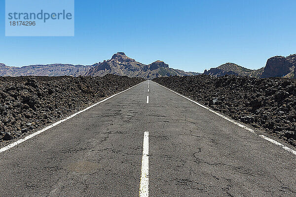 Straße durch Lavafeld im Parque Nacional del Teide  Teneriffa  Kanarische Inseln  Spanien