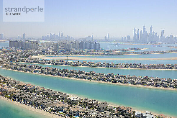 Luftaufnahme von Palm Jumeirah mit Wolkenkratzern im Hintergrund  Palm Islands  Dubai  Vereinigte Arabische Emirate