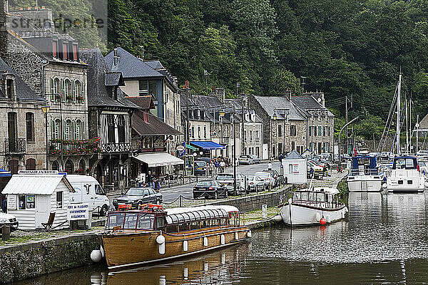 Alter Hafen am Fluss Rance  Dinan  Bretagne  Frankreich