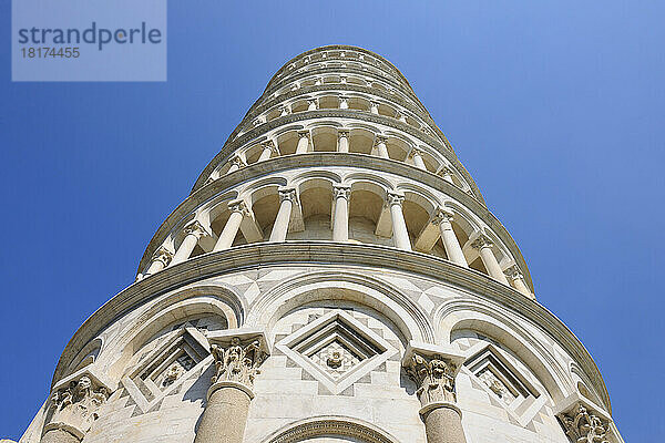 Blick hinauf zum Schiefen Turm von Pisa  Piazza dei Miracoli  Pisa  Toskana  Italien