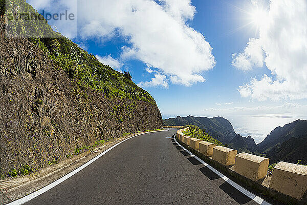 Gebirgspassstraße mit Sonne  Teno-Gebirge  Masca  Teneriffa  Kanarische Inseln  Spanien