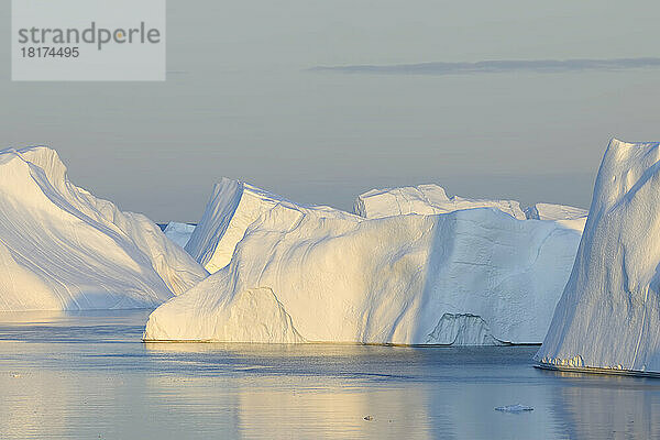 Eisberge am Ilulissat-Eisfjord  Ilulissat  Eisfjord  Diskobucht  Qaasuitsup  Grönland  Polarregionen  Arktis