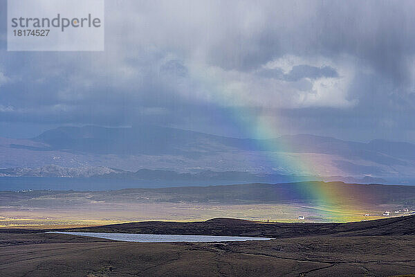 Regenbogen über der Highlands-Landschaft auf der Isle of Skye in Schottland  Vereinigtes Königreich