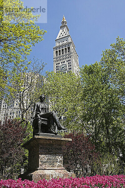 Statue von William Henry Seward im Madison Square Park  Met Life Tower im Hintergrund  New York City  New York  USA