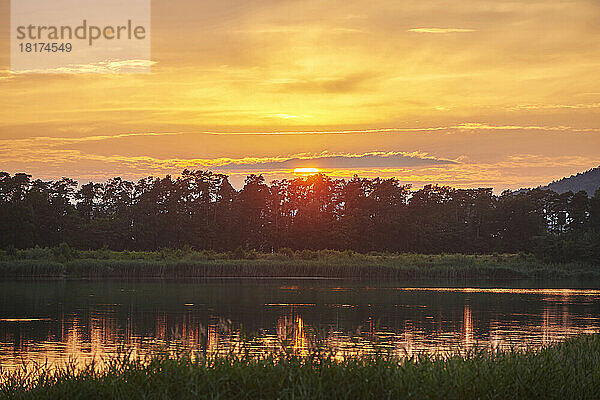 Landschaft und See bei Sonnenuntergang  Bayern  Deutschland