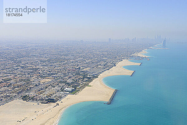 Luftaufnahme des Jumeirah Beach mit dem Burj Al Arab Hotel im Hintergrund  Dubai  Vereinigte Arabische Emirate