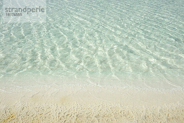 Blick auf das türkisfarbene  transparente Wasser des Salzsees  die Oase Siwa  Matruh  die libysche Wüste  die Sahara  Ägypten  Nordafrika  Afrika