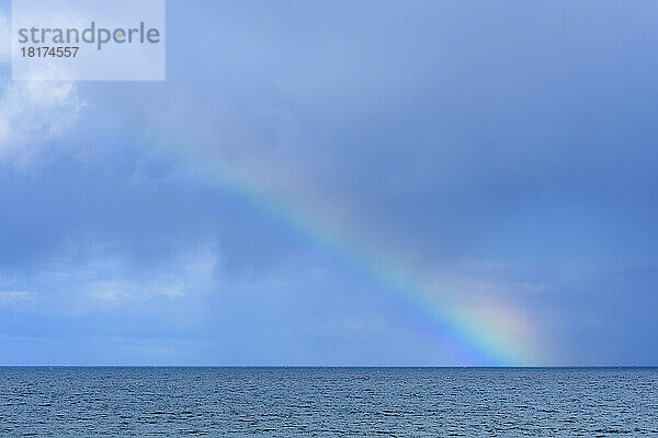 Regenbogen über dem Nordatlantik bei Mallaig in Schottland  Vereinigtes Königreich