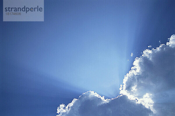 Sonnenstrahlen und Wolken