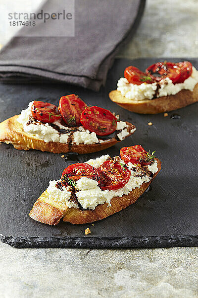 Vorspeise mit Ricotta und Tomaten auf Brot  Studioaufnahme