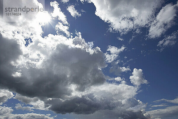 Sonne und Wolken am Himmel