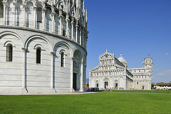 Baptisterium von Pisa mit dem Schiefen Turm von Pisa und dem Duomo de Pisa  Piazza dei Miracoli  Pisa  Toskana  Italien