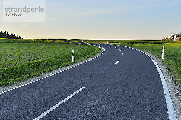 Landstraße im Frühling  Birkenfeld  Landkreis Main-Spessart  Franken  Bayern  Deutschland