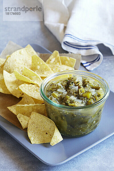 Tomatillo-Salsa serviert mit Maistortillachips