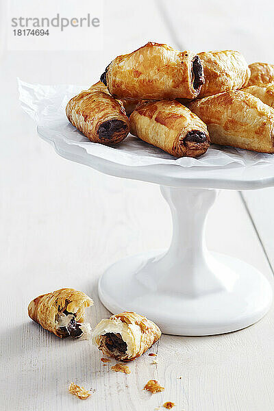 Mini Pain au Chocolat auf einem Kuchenständer