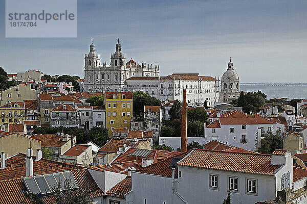 Kloster Sao Vicente de Fora im Stadtbild von Lissabon  Portugal