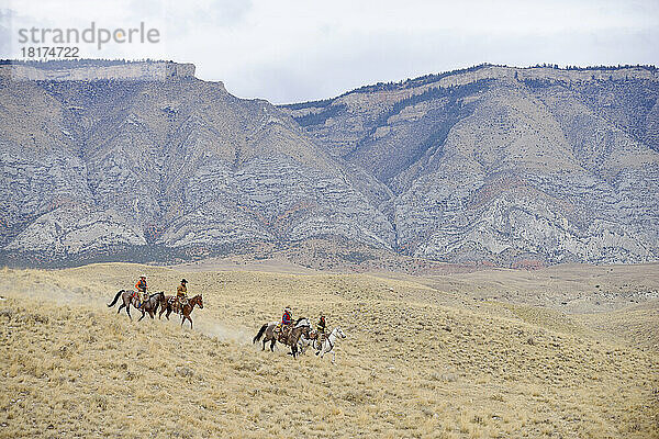 Cowboys und Cowgirls reiten in der Wildnis  Rocky Mountains  Wyoming  USA