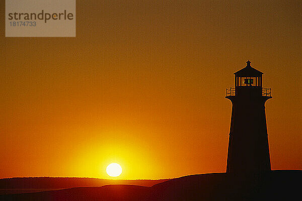 Silhouette des Leuchtturms bei Sonnenuntergang Peggy's Cove  Nova Scotia  Kanada