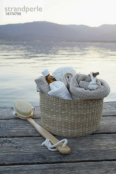 Handtücher und Pinsel am Dock  Wolfgangsee  Salzburger Land  Österreich