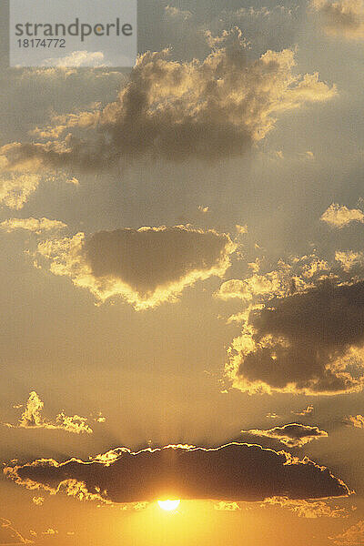 Wolken bei Sonnenuntergang Popa Falls  Namibia