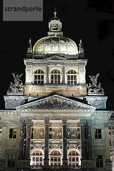 Nahaufnahme des Kuppeldachs des Nationalmuseums bei Nacht  Prag  Tschechische Republik