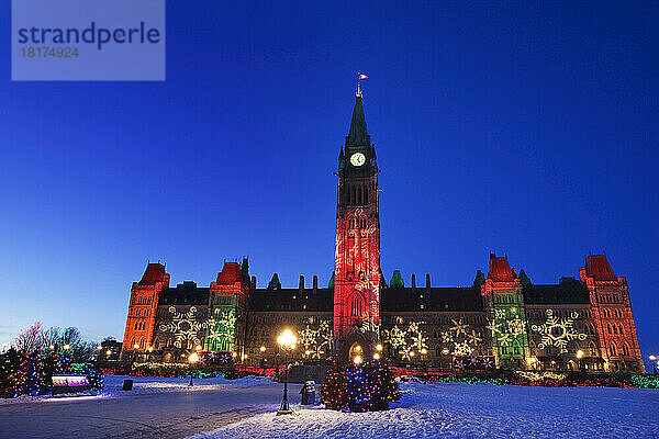 Weihnachtsbeleuchtung auf den Parlamentsgebäuden  Peace Tower  Parliament Hill  Ottawa  Ontario  Kanada