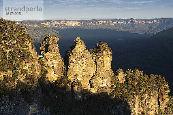 Sonnenlicht spiegelt sich auf der Felsformation Three Sisters im Blue Mountains National Park in New South Wales  Australien