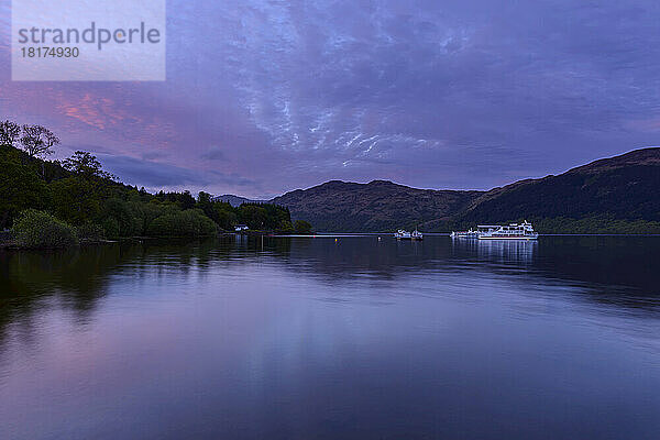 Kreuzfahrtschiffe auf dem See im Morgengrauen am Loch Lomond in Schottland  Vereinigtes Königreich