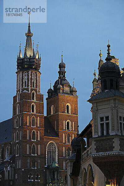 Nahaufnahme der Kirche der Heiligen Jungfrau Maria und der Tuchhallen  Hauptmarkt  Krakau  Polen.