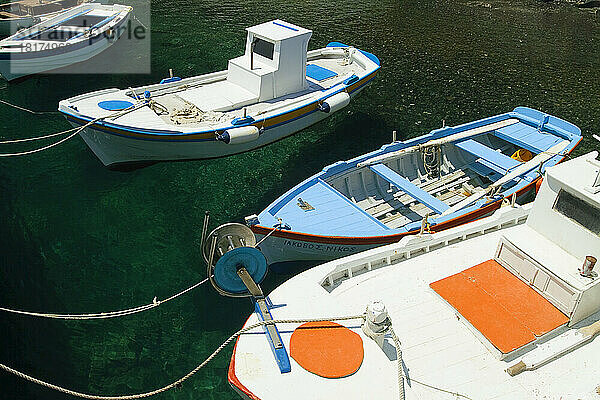 Fischerboote im Hafen  Thirasia  Santorini  Kykladen  Griechenland