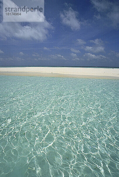 Blick auf den Strand vom Wasser aus  Malediven