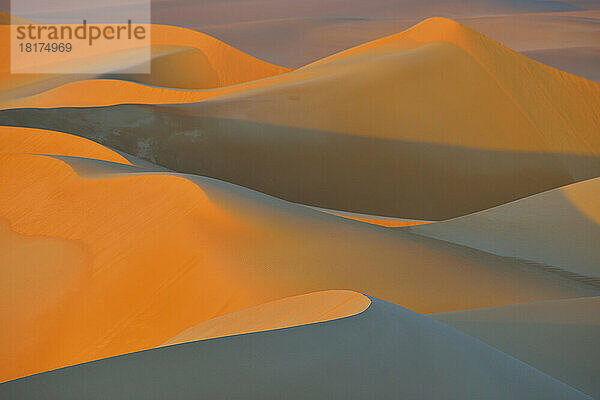 Malerischer Überblick über Sanddünen bei Sonnenuntergang  Matruh  Großes Sandmeer  Libysche Wüste  Sahara  Ägypten  Nordafrika  Afrika