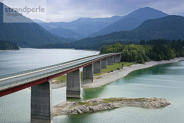 Brücke über den Sylvensteinsee  Bayern  Deutschland