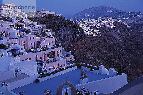 Überblick über Stadt und Landschaft  Imerovigli  Santorini  Griechenland