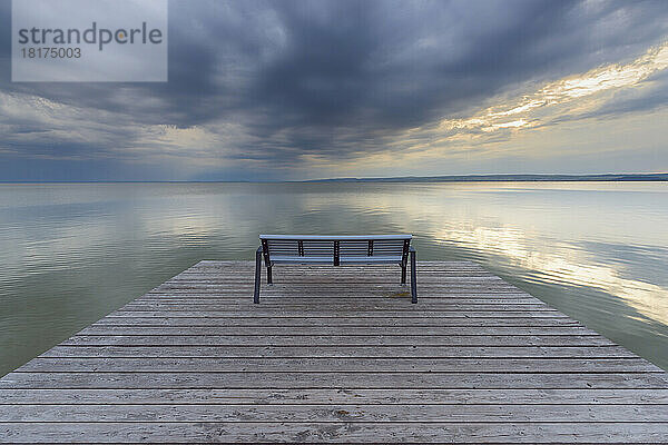 Bank auf Holzsteg bei Sonnenuntergang in Weiden am See  Neusiedler See  Burgenland  Österreich