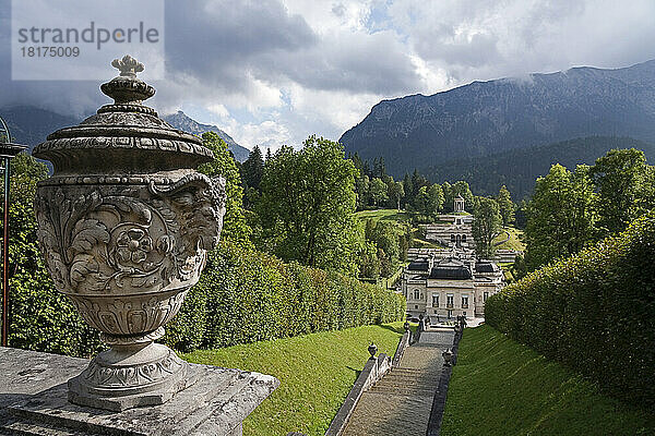 Kaskade der dreißig Marmorstufen  Schloss Linderhof  Oberbayern  Bayern  Deutschland