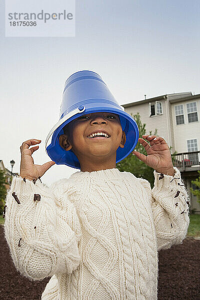 Porträt eines Jungen mit blauem Eimer auf dem Kopf  Maryland  USA