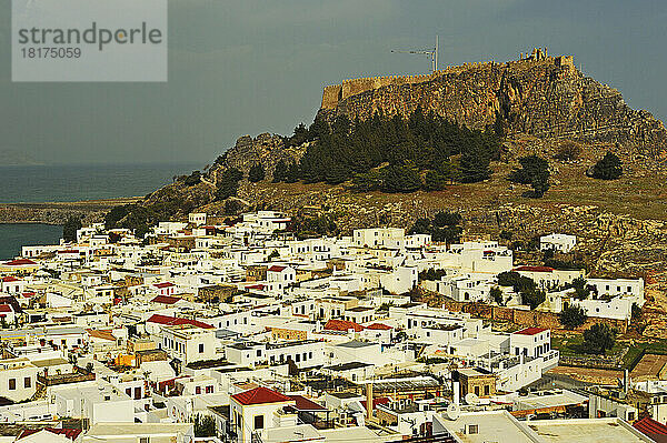 Lindos-Stadt und Akropolis von Lindos  Rhodos  Dodekanes  Ägäis  Griechenland  Europa