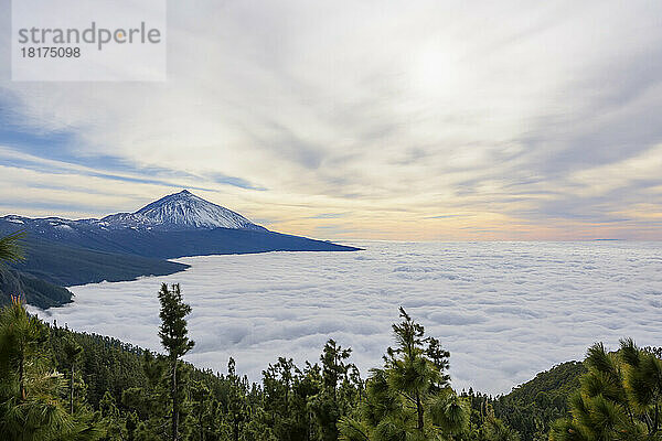 Berg Pico del Teide mit Wolken  Parque Nacional del Teide  Teneriffa  Kanarische Inseln  Spanien