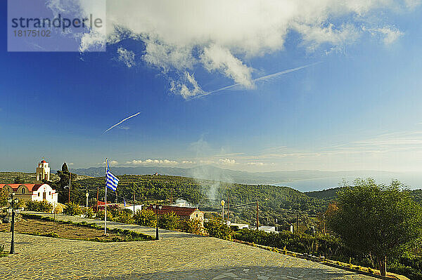 Malerische Aussicht auf das Dorf Monolithos  Rhodos  Dodekanes  Ägäis  Griechenland  Europa