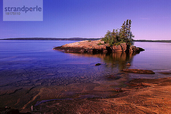 Sonnenuntergang über einer kleinen Insel in der Nähe von Rossport  Lake Superior  Ontario  Kanada