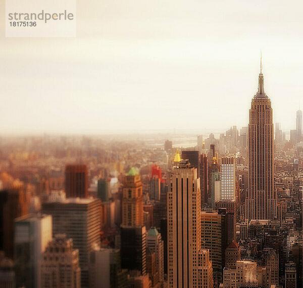 Überblick über Central Manhattan mit dem Empire State Building  New York City  New York  USA