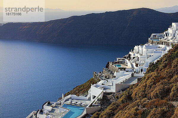 Häuser und Hotels am Hang  Imerovigli  Santorini  Kykladen  griechische Inseln  Griechenland
