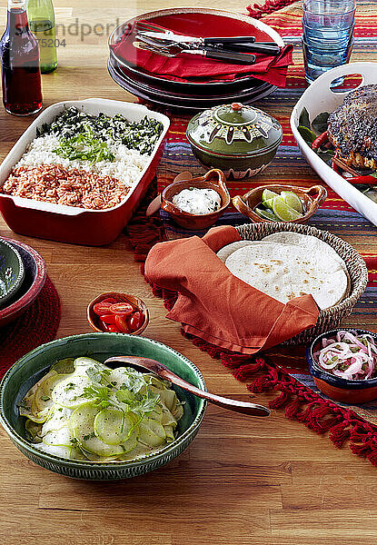 Mexikanisches Festmahl mit Schweinebraten und Gerichten aus Reis  Salat und Tortillas