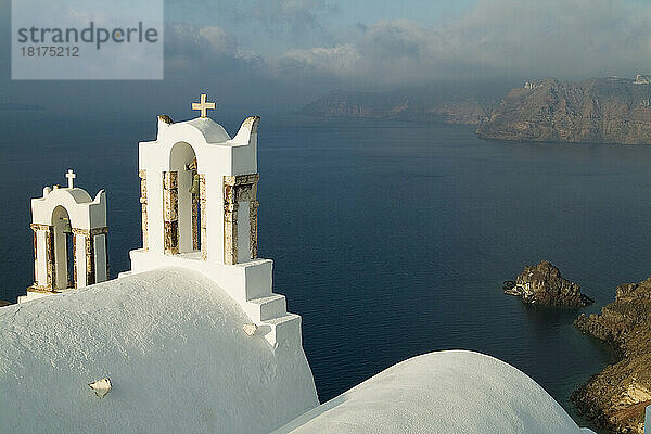 Kirche mit Blick auf das Meer  Oia  Santorini  Kykladen  Griechenland
