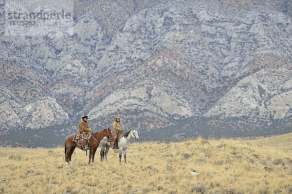 Cowboy und Cowgirl reiten in der Wildnis  Rocky Mountains  Wyoming  USA