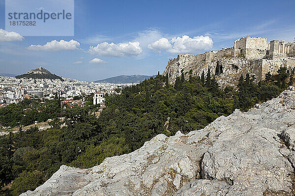 Blick auf den Berg Lycabettus und die Akropolis  Athen  Griechenland