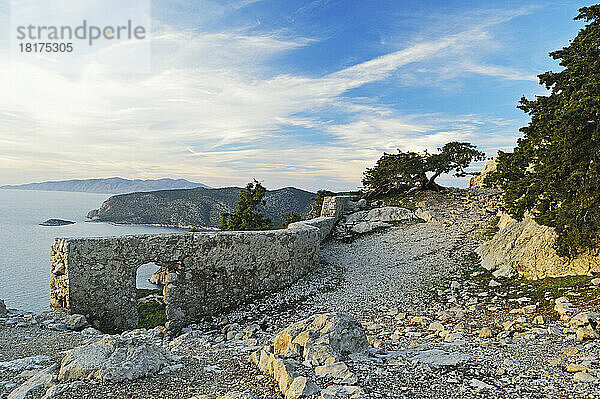 Blick vom Schloss Monolithos auf die Küste und das Ägäische Meer  Rhodos  Dodekanes  Ägäis  Griechenland  Europa