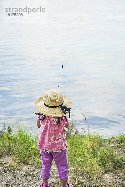 Rückansicht eines Mädchens mit Sonnenhut beim Angeln  Lake Fairfax  Reston  Virginia  USA